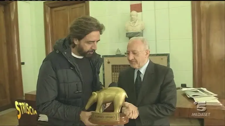 Striscia la notizia: Tapiro d'oro al sindaco di Salerno escluso dal governo Renzi
