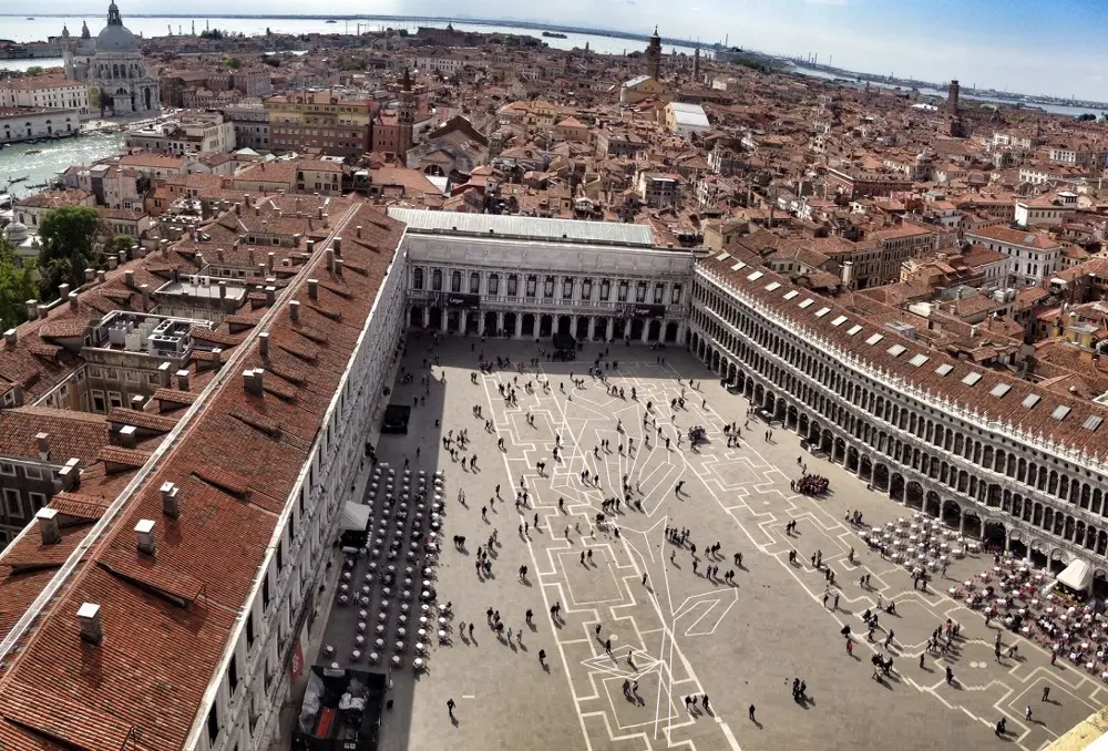 Una rosa per Venezia, un maestoso "bocciolo umano" in Piazza San Marco