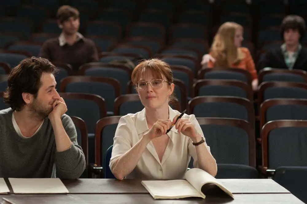 "The English Teacher" con Julianne Moore, dall'8 maggio al cinema