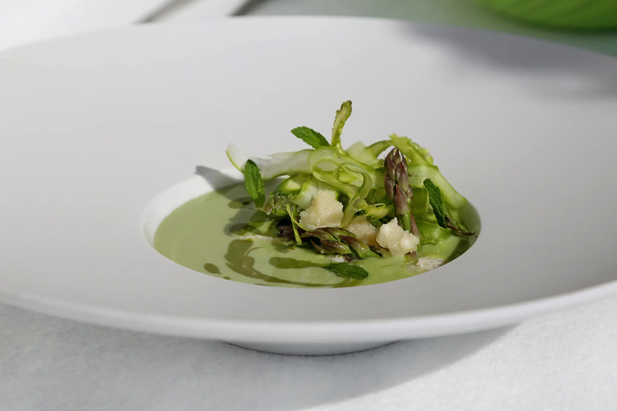 Passatina di piselli con asparagi crudi, olio, menta e Parmigiano: la ricetta di Fabio Barbaglini per "Ingrediente Parma"