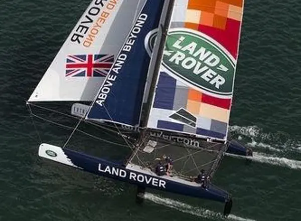 Land Rover istituisce il primo premio ABOVE and BEYOND