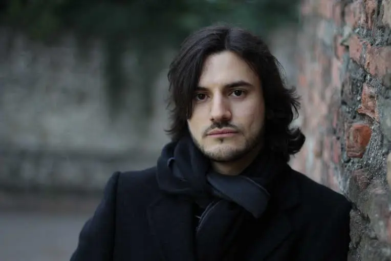 Si chiama  "Seriamente ironico" ed è il disco d'esordio di Gianluca Chiaradia