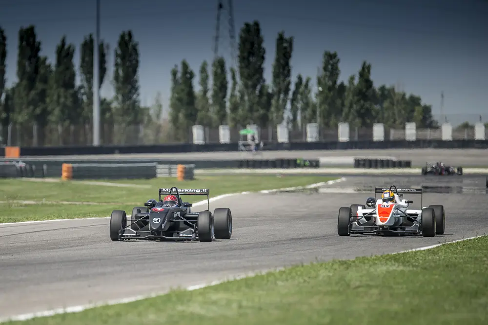 F2 Italian Trophy, Piero Longhi trionfa ad Adria 