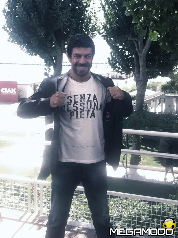 favino con t shirt happiness