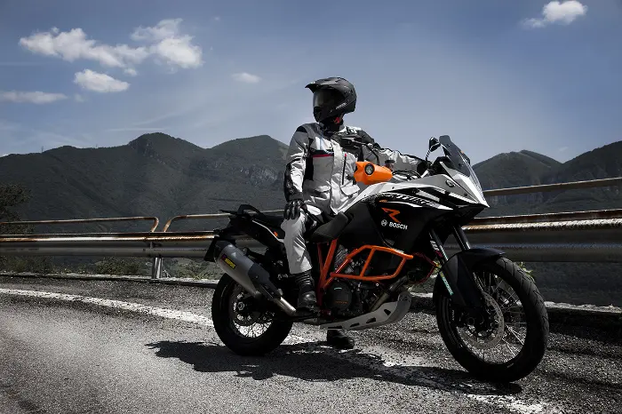 Completo Acerbis Adventure per i rider che sfidano kilometri e meteo