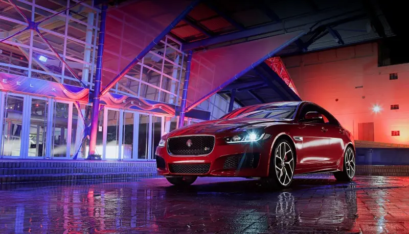 Jaguar illumina Londra per il lancio della nuova XE