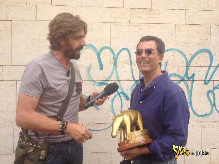 Striscia la notizia: Tapiro d'Oro a Giovanni Floris per le polemiche su Ballarò