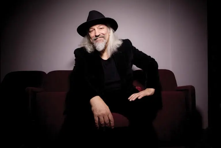 E' Eugenio Finardi il nuovo mecenate di Piazza delle Arti, la piattaforma web che mette in contatto artisti e aspiranti mecenati