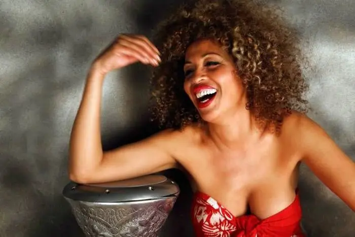 M'Barka Ben Taleb presenta live il disco "Passion Fruit" a La Feltrinelli di Napoli