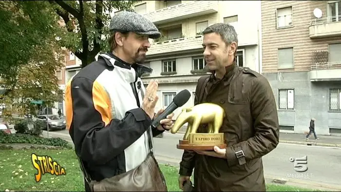 Striscia la notizia: Tapiro d’oro a Billy Costacurta per la febbre da selfie di Martina Colombari