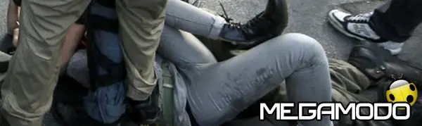 poliziotto calpesta ragazza a terra1