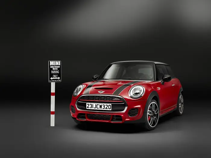 Nuova MINI John Cooper Works: più potente e con un look esclusivo