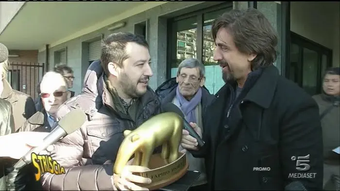 Striscia la notizia: Tapiro d’oro a Matteo Salvini che difende il made in Italy ma indossa abiti stranieri