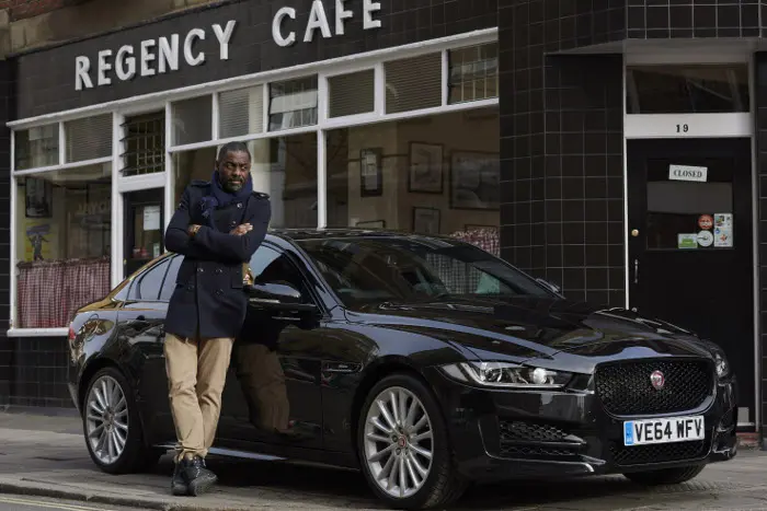 Idris Elba con Jaguar XE da Londra a Berlino