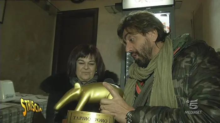 Striscia la notizia: nuovo Tapiro d'oro alla senatrice del PD Stefania Pezzopane 