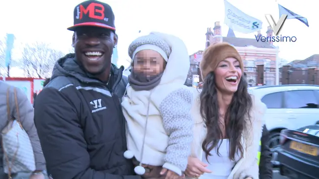 Mario Balotelli con Raffaella Fico e la piccola Pia a Liverpool: immagini esclusive a Verissimo