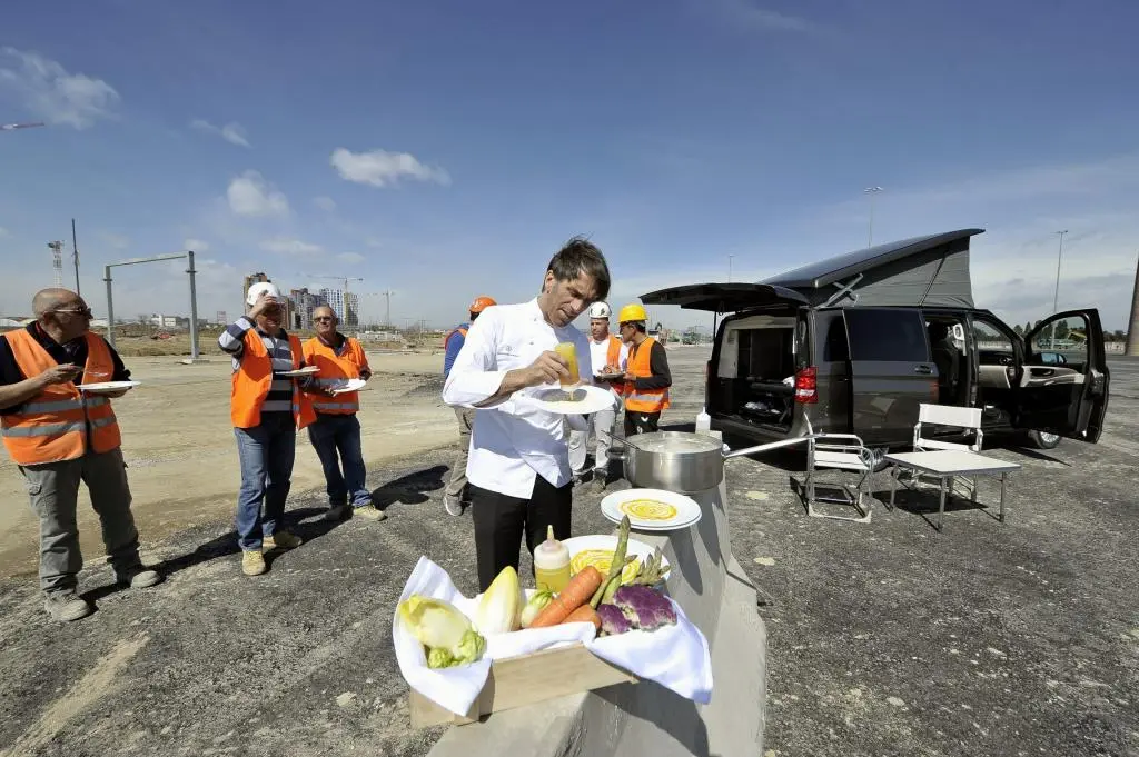 Davide Oldani ai fornelli di Mercedes-Benz Marco Polo cucina per gli operai impegnati ad EXPO 2015