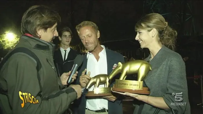 Striscia la notizia: Tapiro d’oro a Rocco Siffredi per la mancata vittoria all’Isola dei famosi