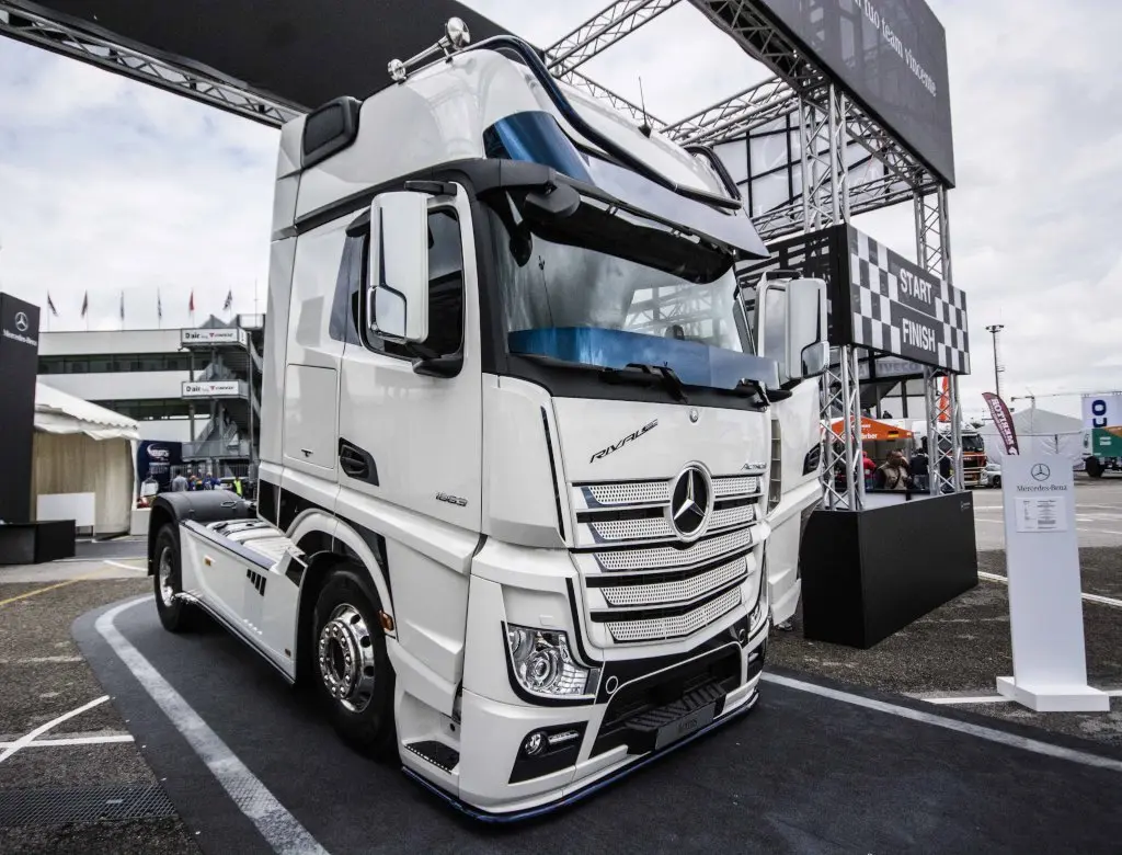 Lo showtruck Mercedes-Benz Actros Rivale: potente ed esclusivo