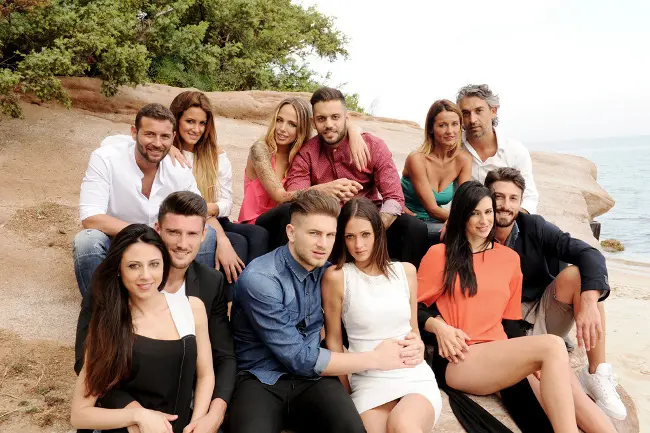 “Temptation Island 2”: fughe, crisi e un inatteso falò 