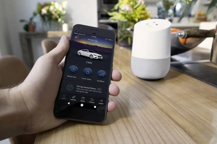 Mercedes-Benz, con Google Home ed Amazon Alexa entra nel 'terzo living'