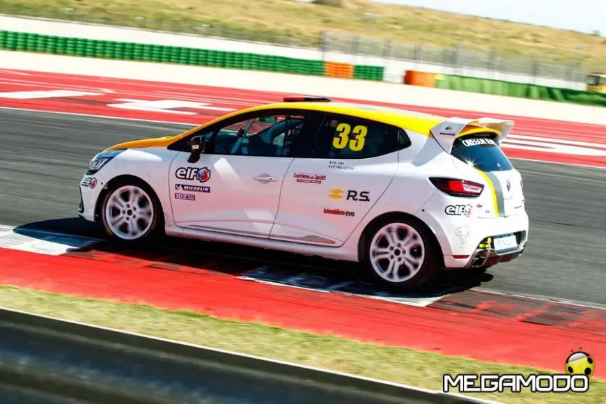 L'appuntamento di Misano della Clio Cup Italia che si è disputato nel weekend del 15 e 16 luglio, ha coinciso con il quarto dei sei doppi round della Clio Cup Press League, il campionato di Renault Italia riservato ai giornalisti. 