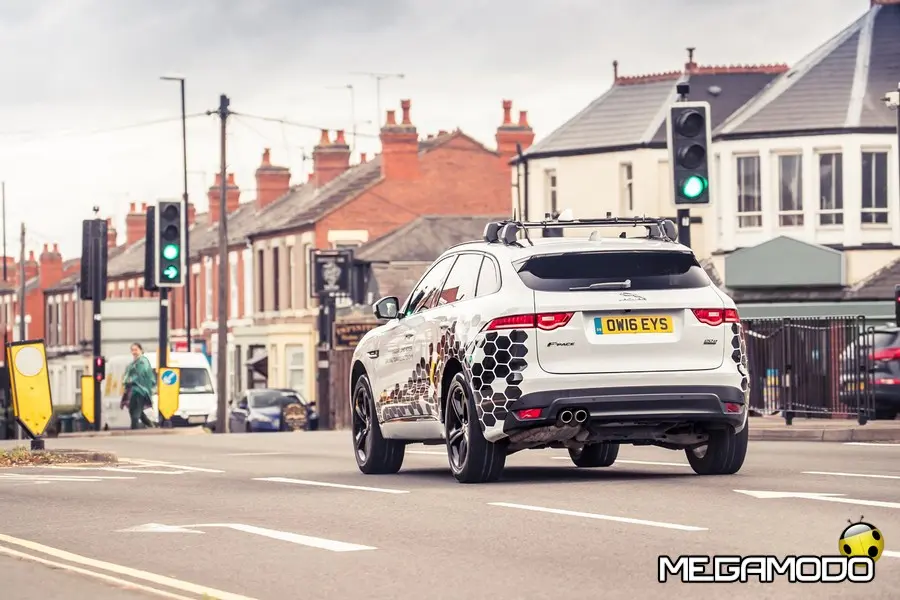 Jaguar Land Rover: una tecnologia per evitare i semafori rossi