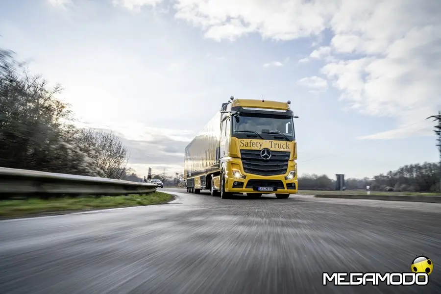 Nuovo Mercedes-Benz Actros con assistenza alla svolta e MirrorCam