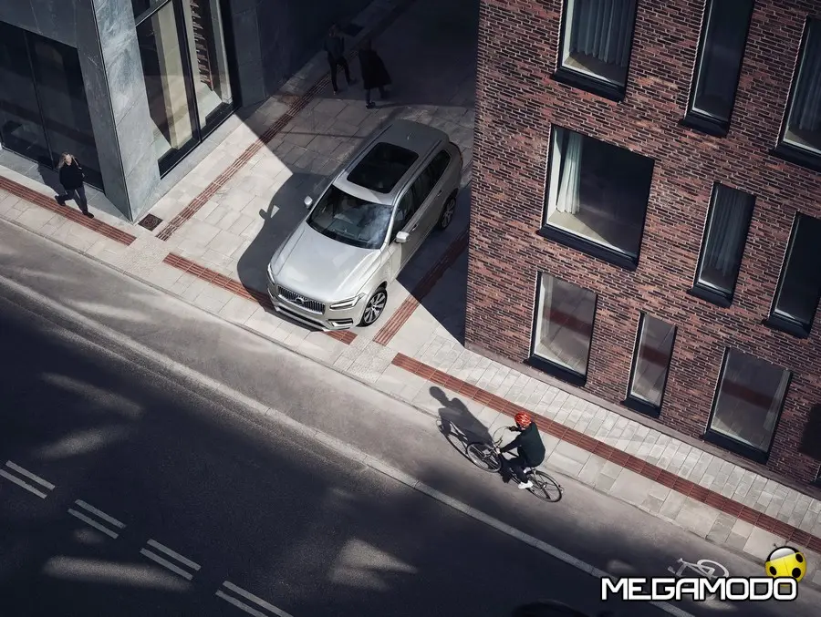 Volvo Cars e POC, il primo crash test per caschi da bici in collisione con un'auto