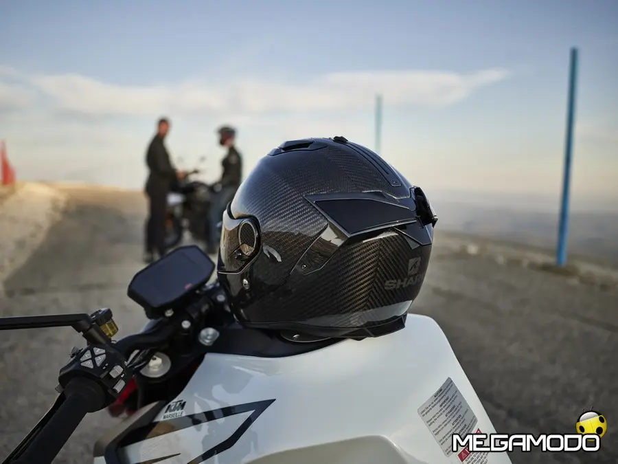 Il Casco Spartan GT Carbon di Shark Helmets in versione Carbon Skin disponibile da Natale