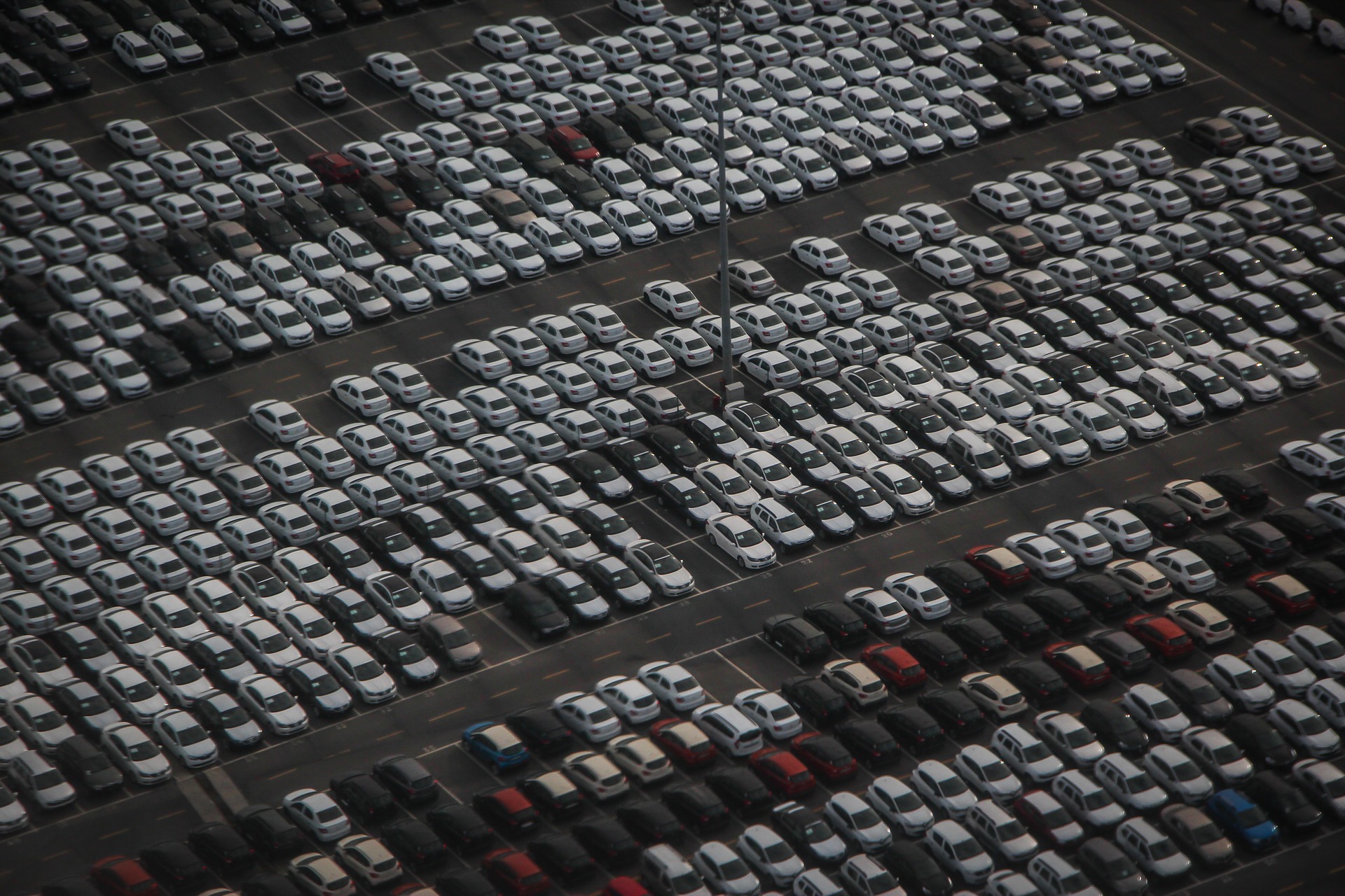 Mercato auto agosto 2026: crescita rallenta, boom ibride plug-in e pressing su riforme
