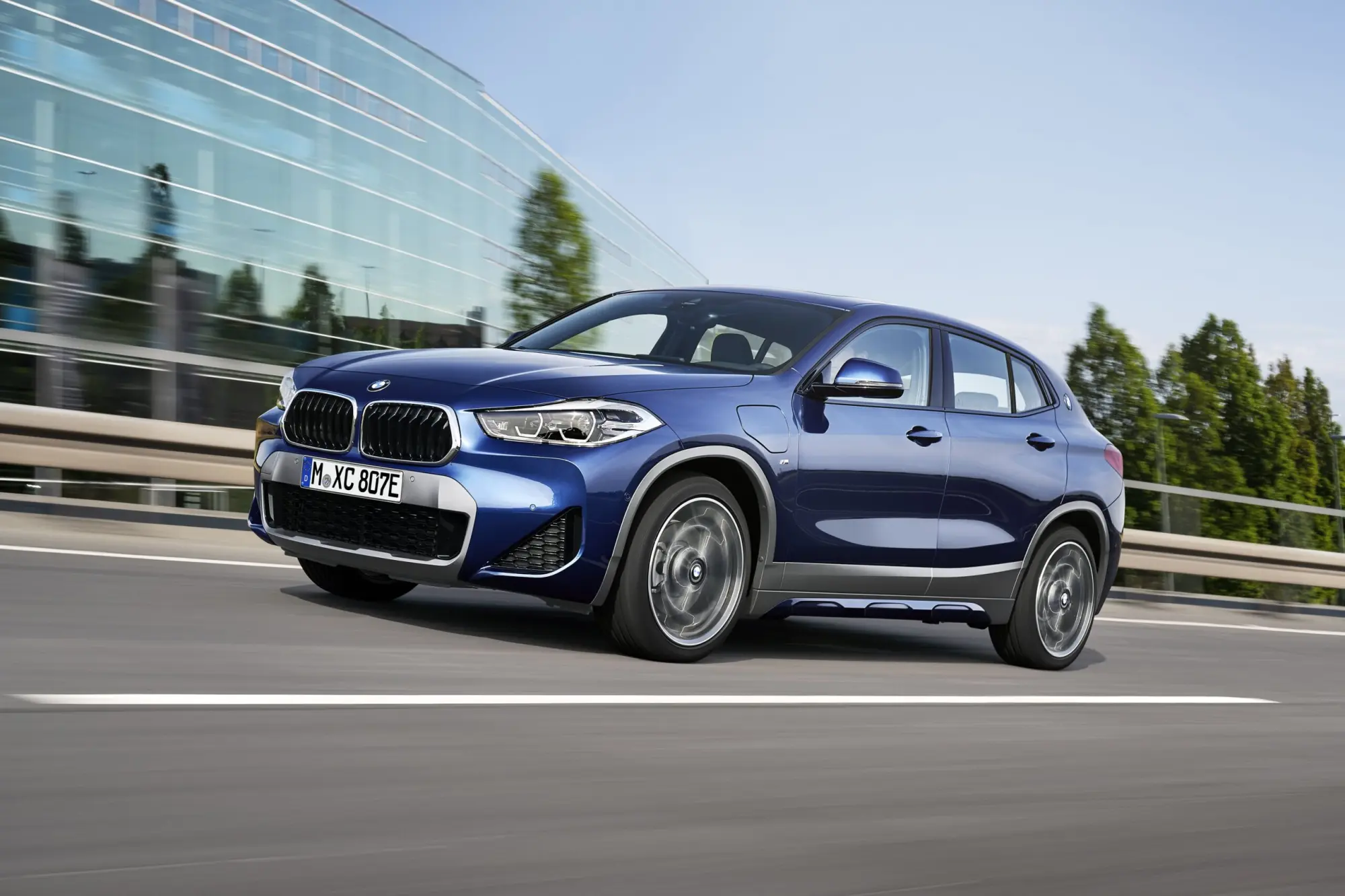 BMW X2 xDrive25e: anima green