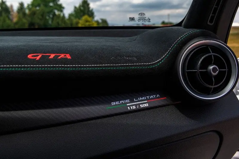 Alfa Romeo GTA e GTAm scelgono interni in Alcantara