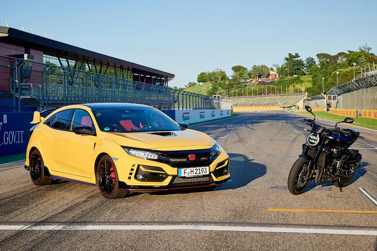 Honda CB1000R Black Edition vs. Civic TypeR LE: la sfida a Imola (il video)