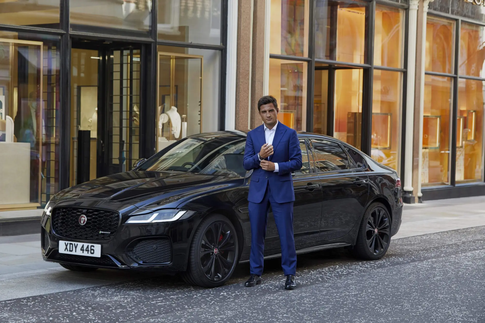 Jaguar XF: inseguimento a Londra per celebrare l'uscita di No Time To Die (il video)
