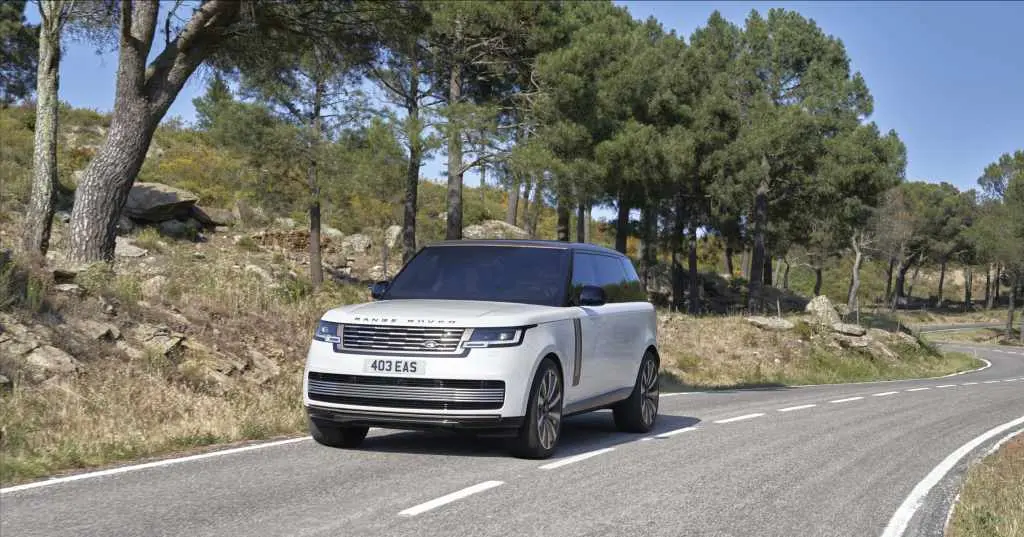 Nuova Range Rover: aperti gli ordini per l'ammiraglia SV e il modello plug-in Extended Range