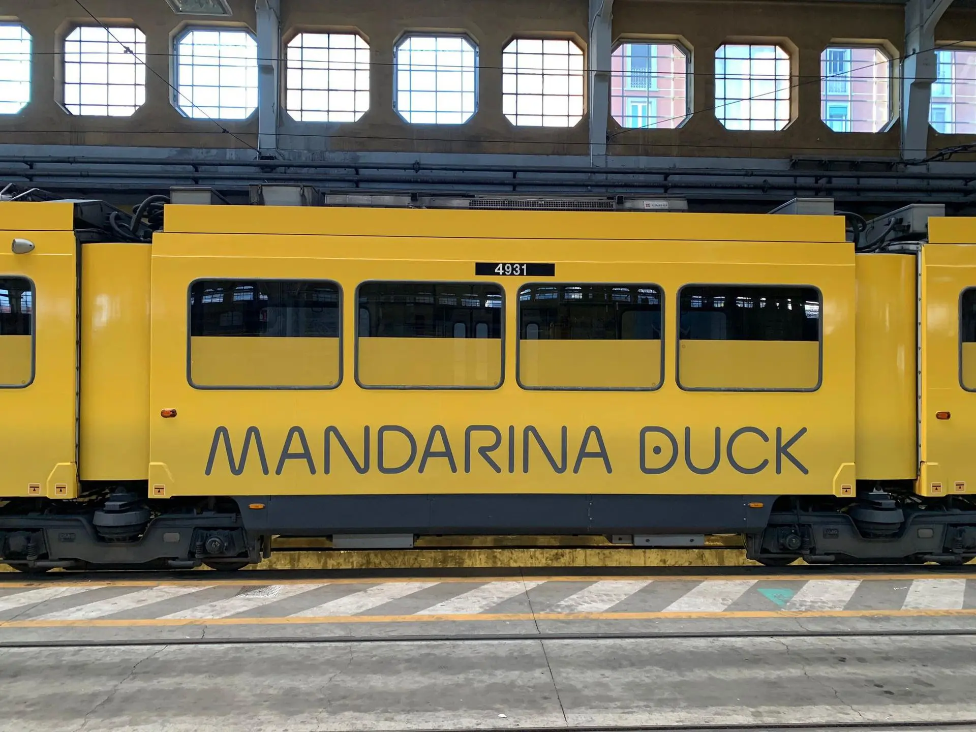 Mandarina Duck: Milano si tinge di giallo