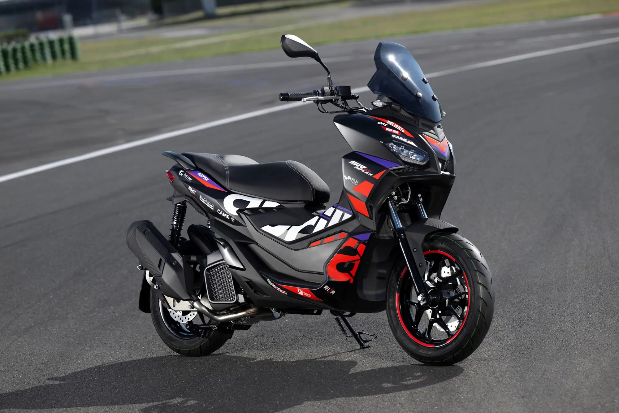 Aprilia SR GT Replica 2024: lo scooter urban adventure in stile MotoGP