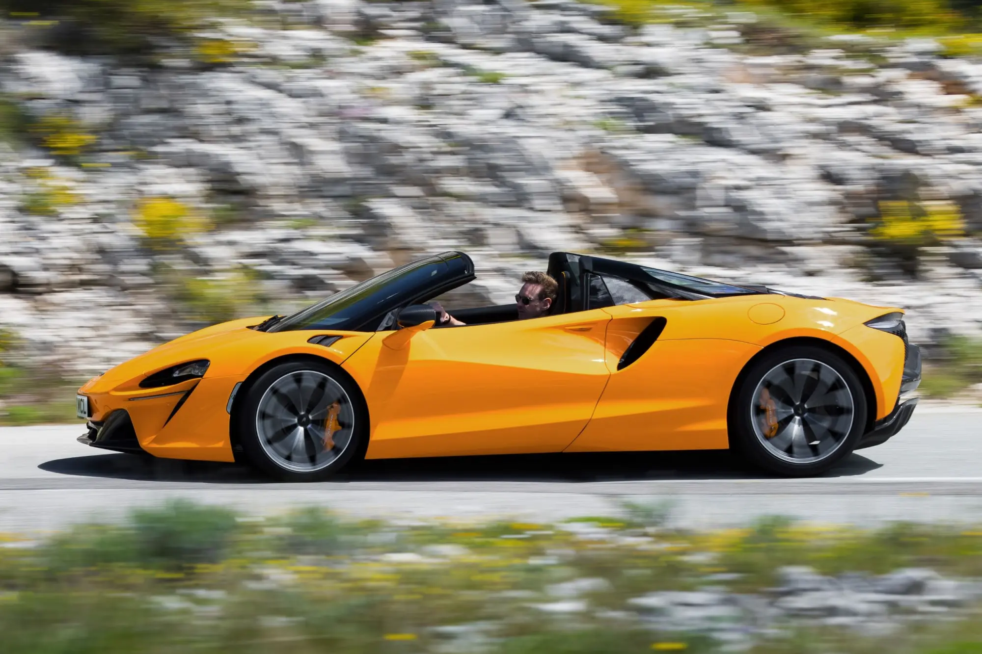 McLaren Artura Spider si dirige verso il Salone Auto Torino 2024 per l'anteprima nazionale