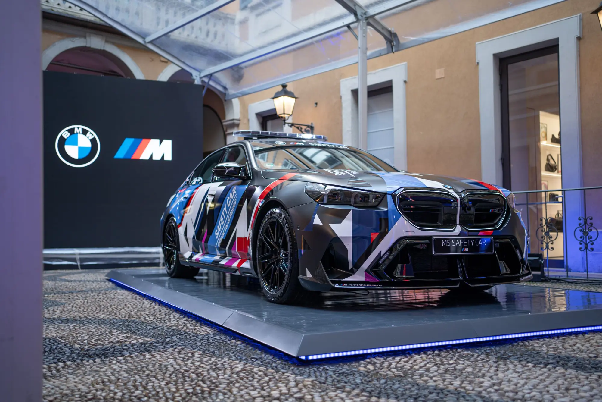 BMW M presenta la nuova "BMW M5 MotoGP Safety Car"