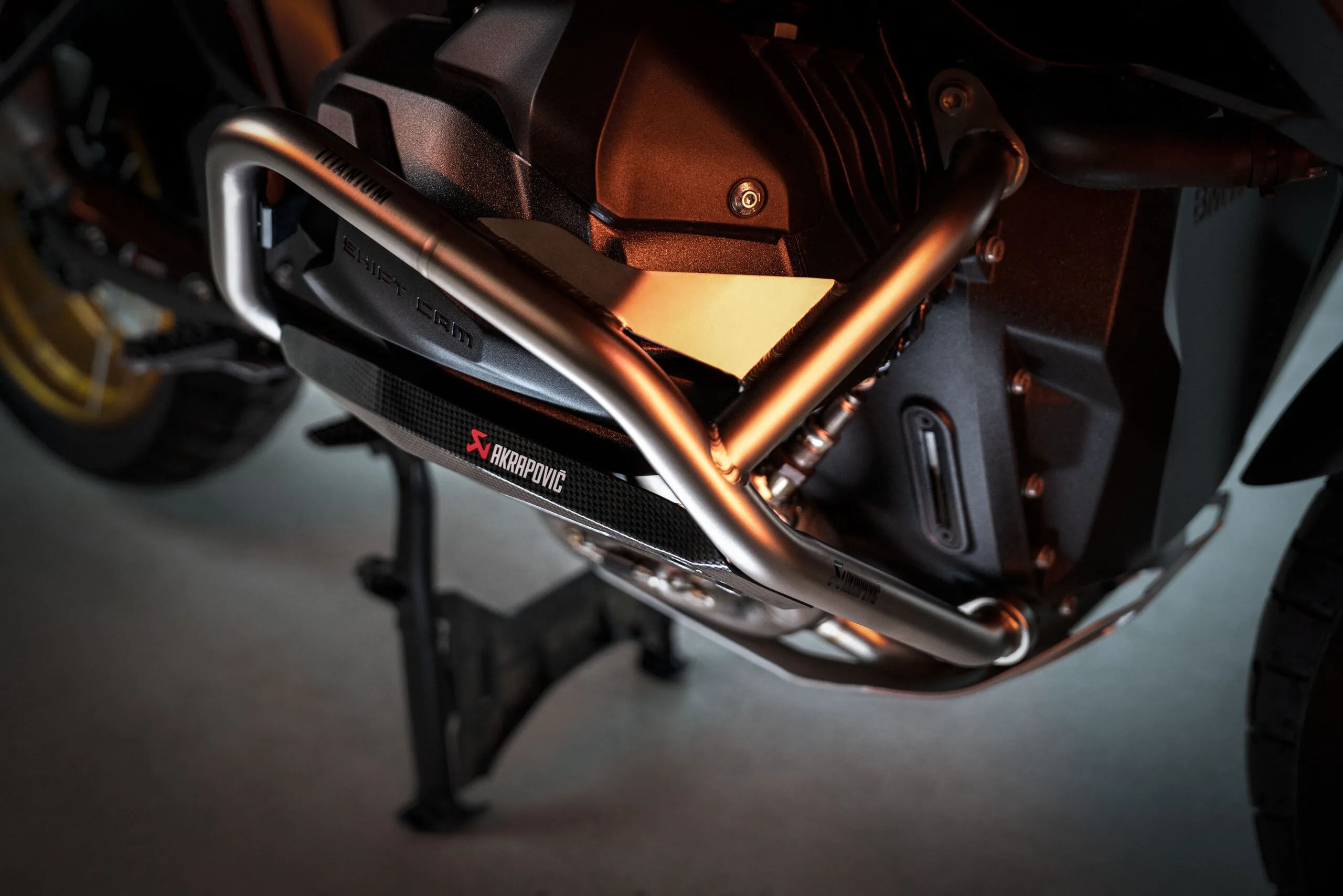 Akrapovi?: nuove barre di protezione in titanio per BMW R 1300 GS e R 1300 GS Adventure