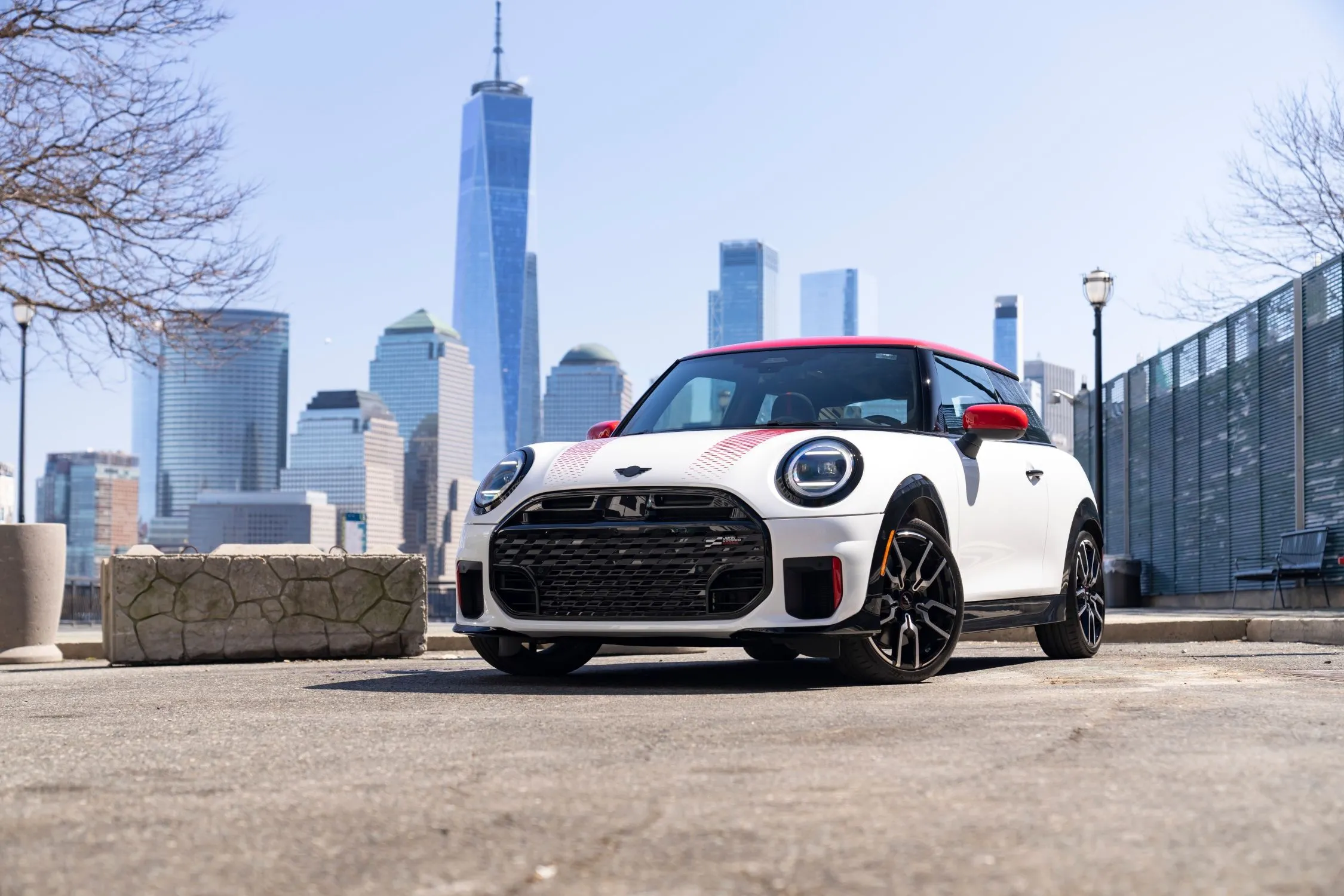 New York City e la MINI John Cooper Works: un connubio perfetto tra adrenalina urbana e stile audace