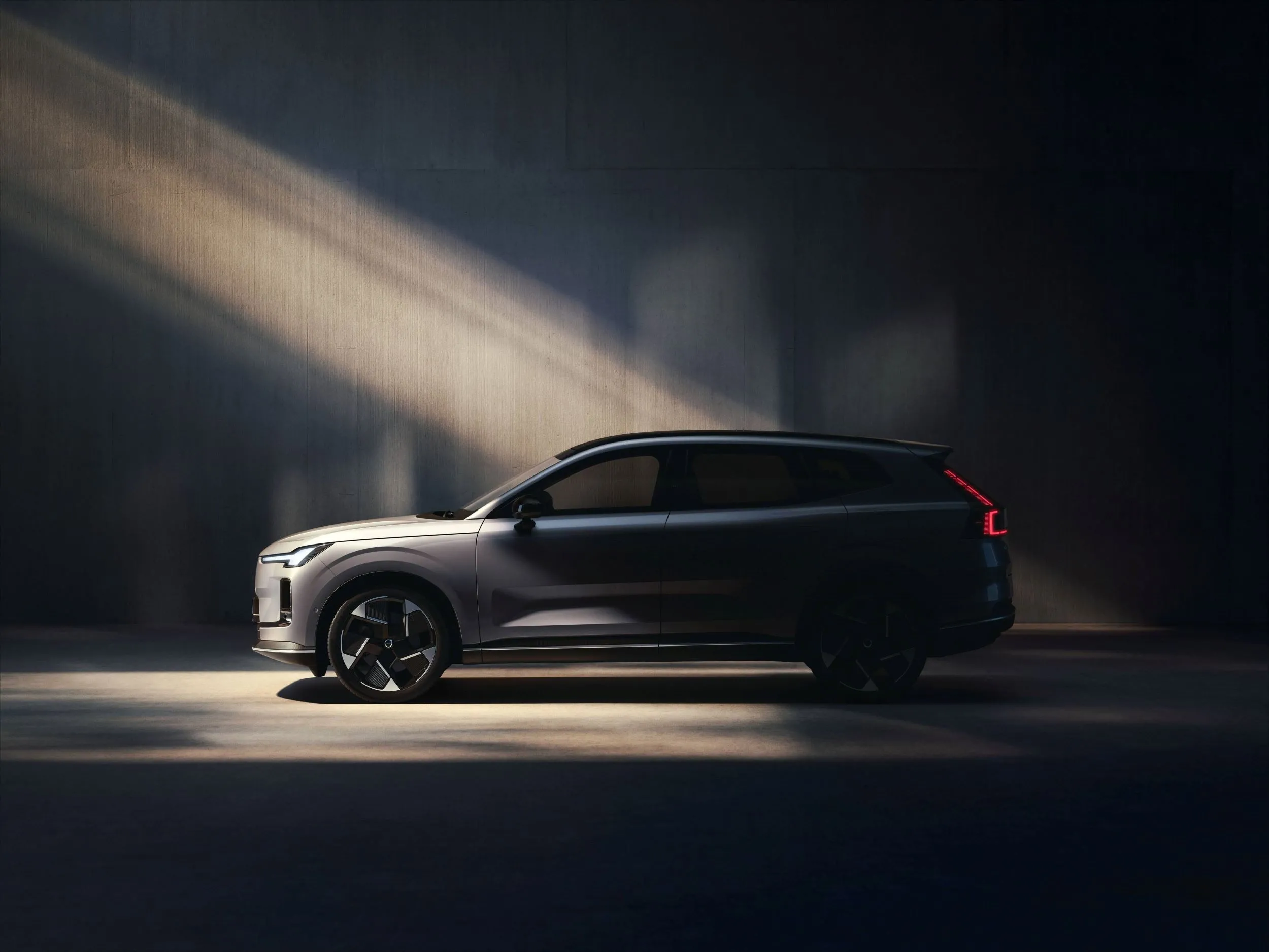 Pronto il debutto della nuova XC70: la prima ibrida plug-in ad autonomia estesa di Volvo