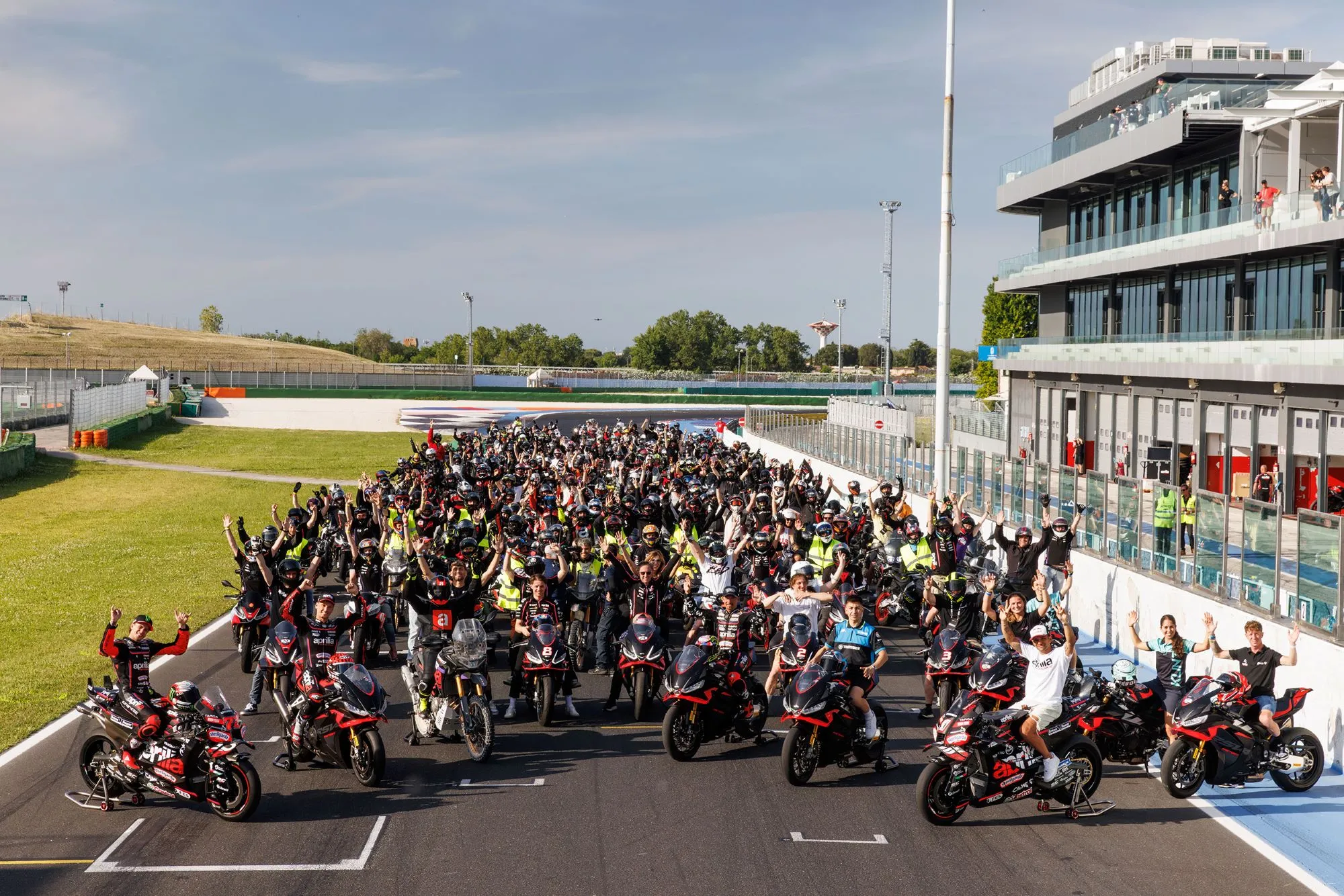 In più di ventimila a Misano per l’Aprilia All Stars