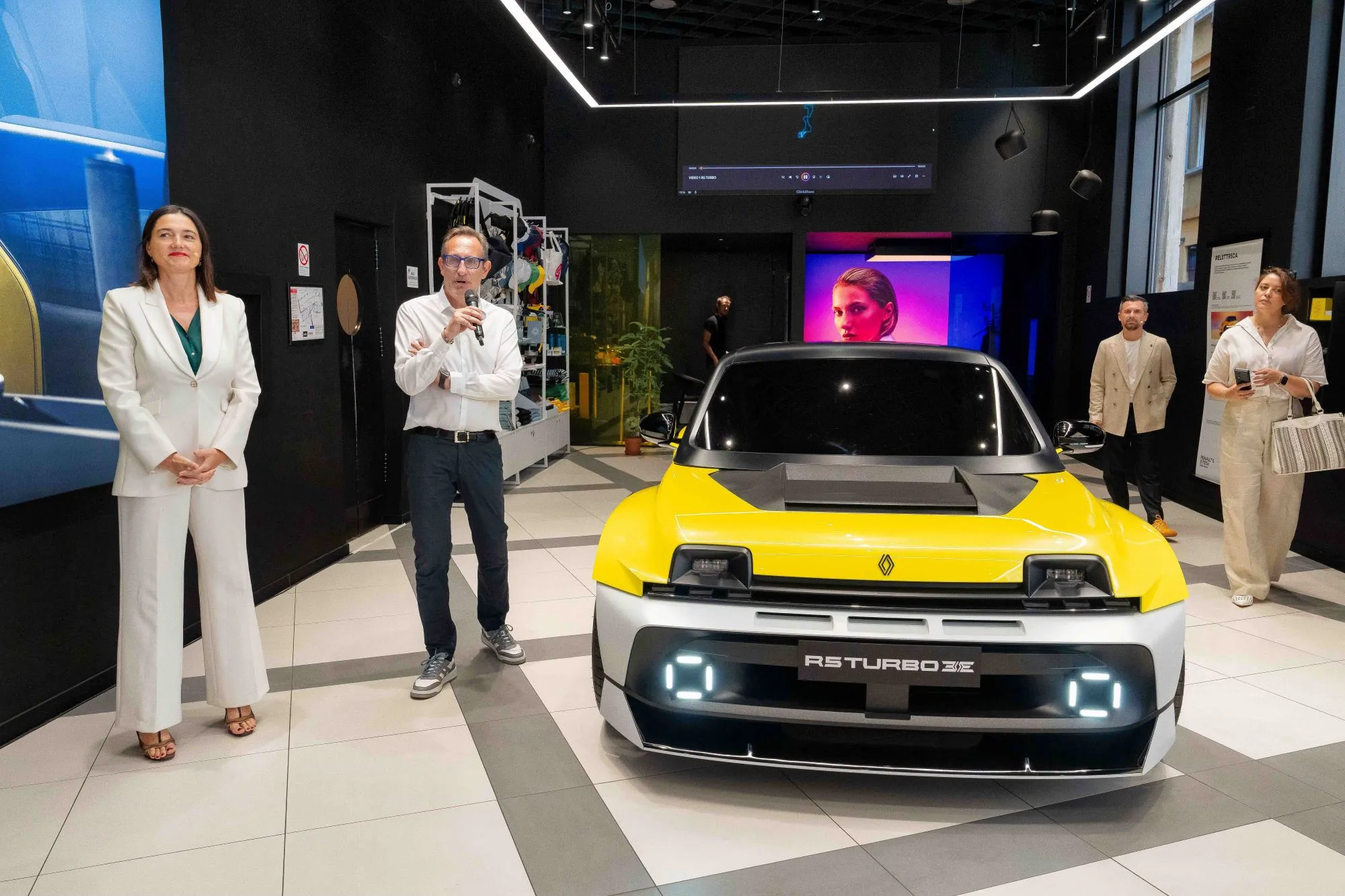 Debutta in Italia Renault 5 Turbo 3E: esclusiva nello spazio immersivo RNLT Milano