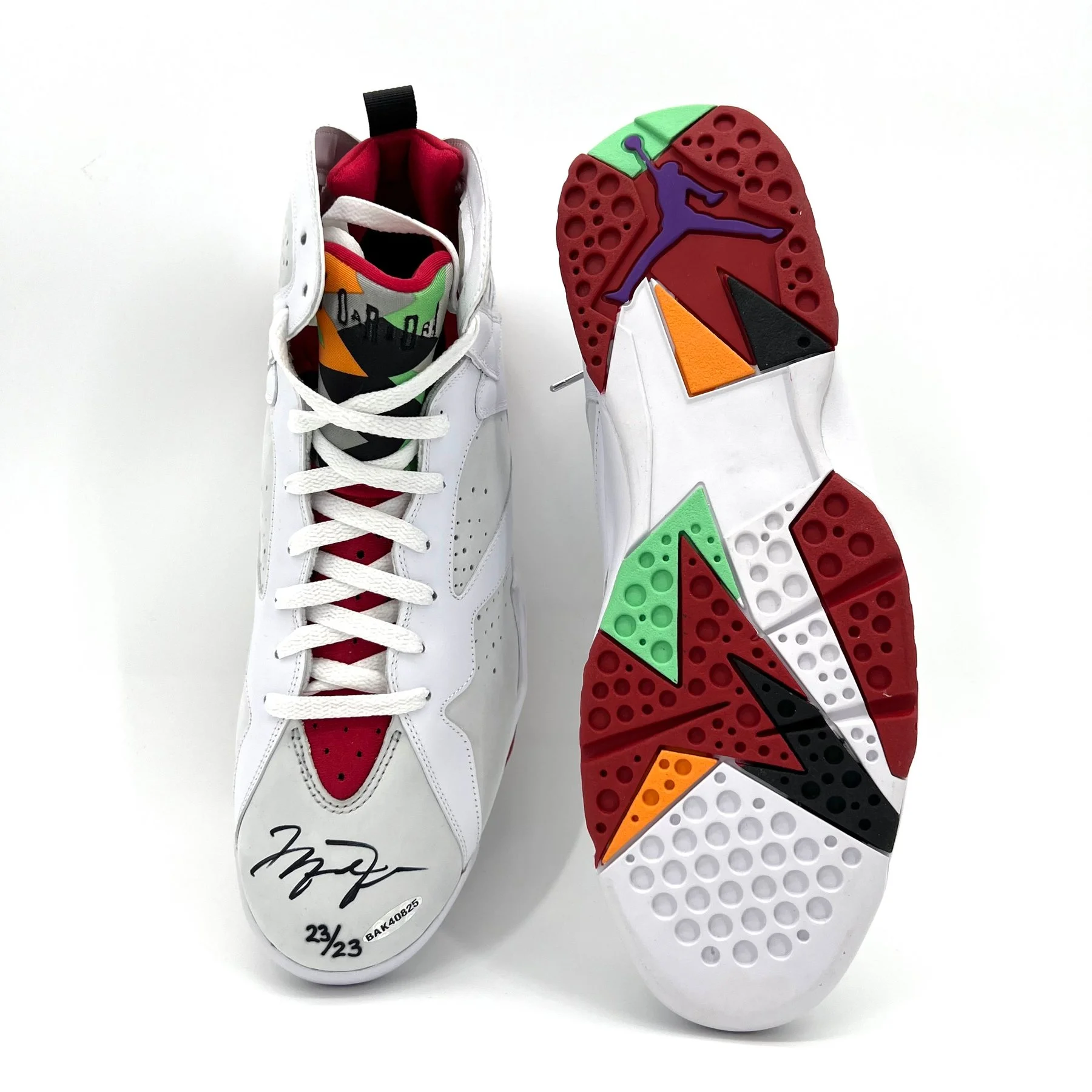 40 anni di Nike Air Jordan: all'asta un paio firmato a mano da Michael Jordan