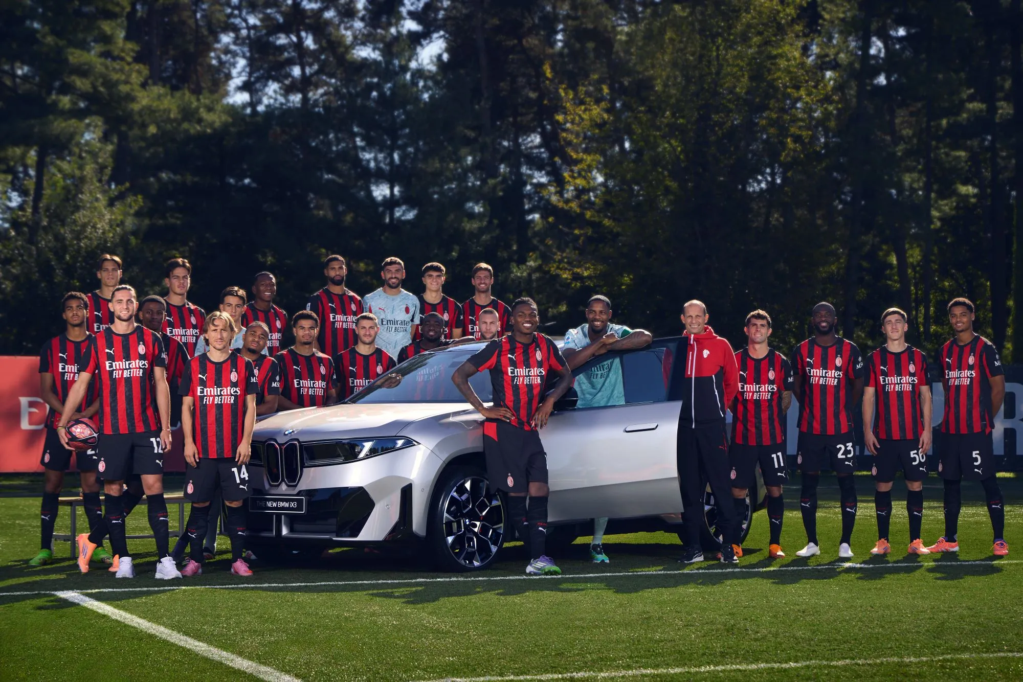 BMW: la NEUE KLASSE incontra l' AC Milan