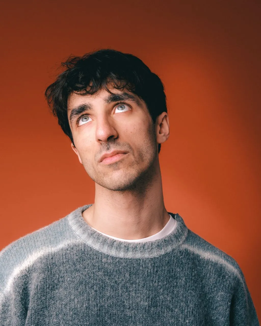 ATARDE torna con “Tera”: il nuovo singolo che danza tra sogno e realtà