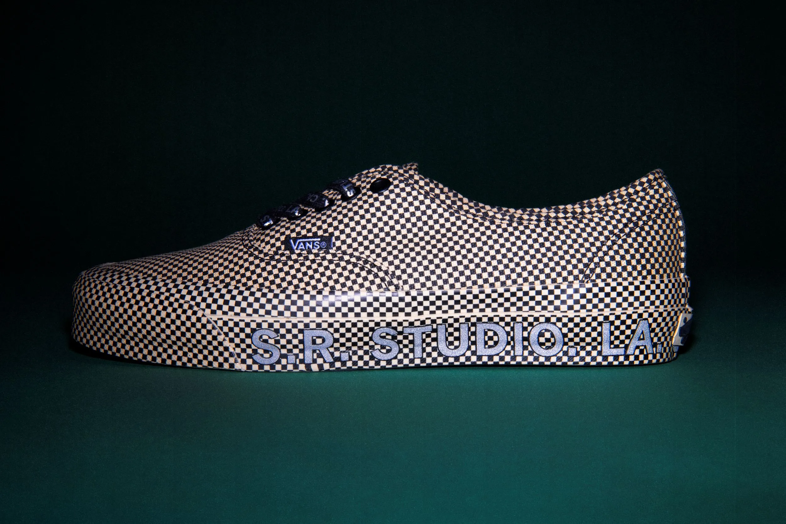 OTW by Vans incontra S.R. STUDIO. LA. CA.: l’arte di Sterling Ruby rivoluziona la tradizione dello skatewear
