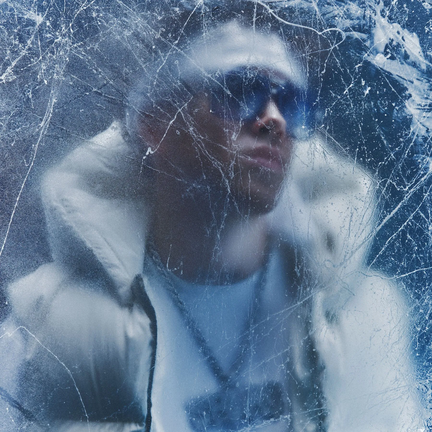 Low-Red torna con “MARIO III”: un viaggio nel ghiaccio dell’identità